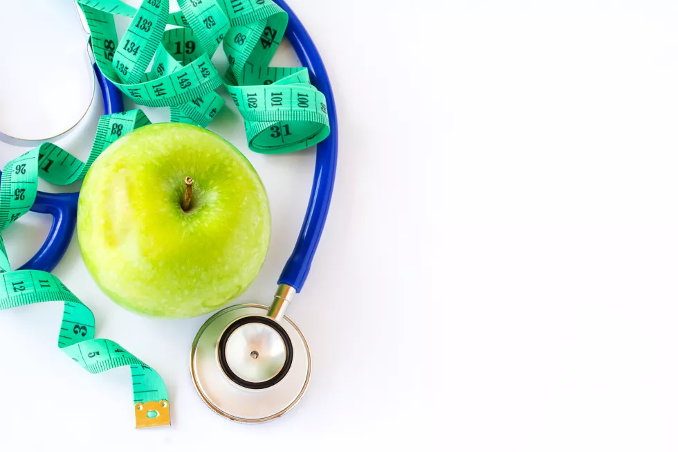 high-angle-view-apples-table