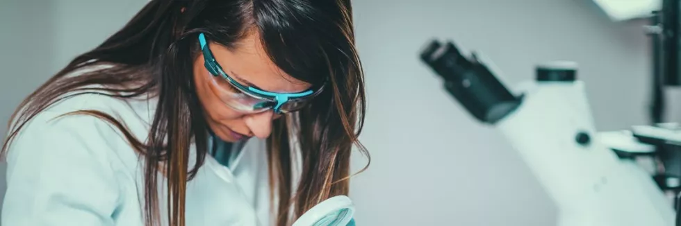 criminology-and-forensic-science-technik-kryminalistyki-bada-dowod-przez-lupe-w