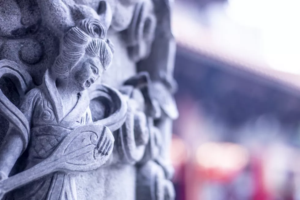 close-up-statue-against-blurred-background
