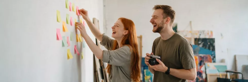 Content-marketing-test-studenci-planuja-tresci-przy-scianie-z-karteczkami