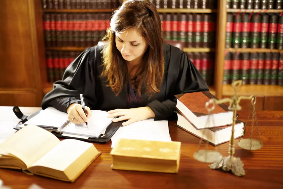 shes-expert-legal-world-shot-young-legal-professional-sitting-her-desk-study(1)