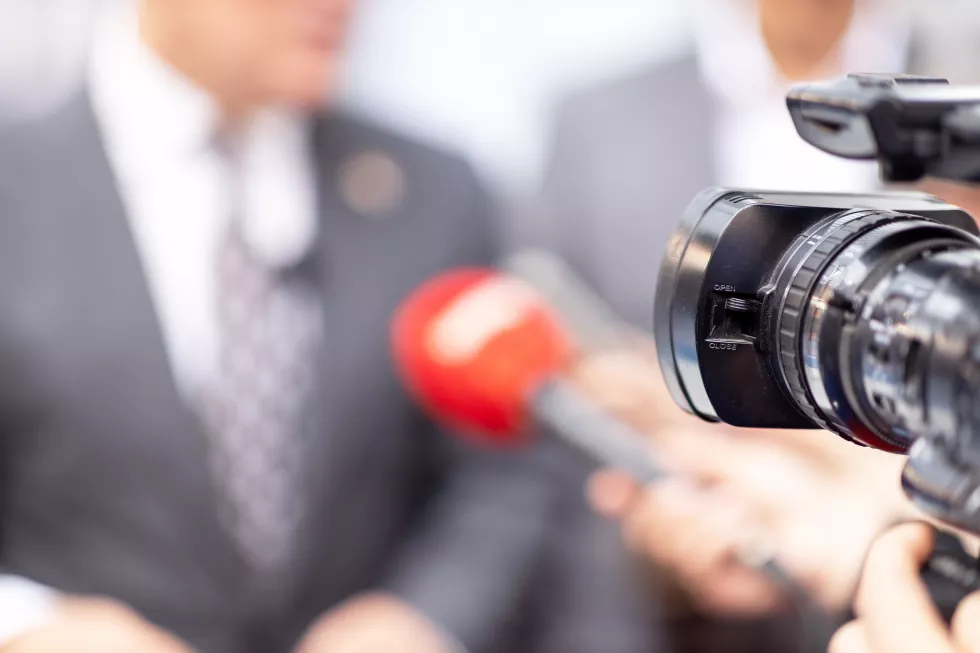filming-media-interview-news-press-conference-with-television-camera(1)