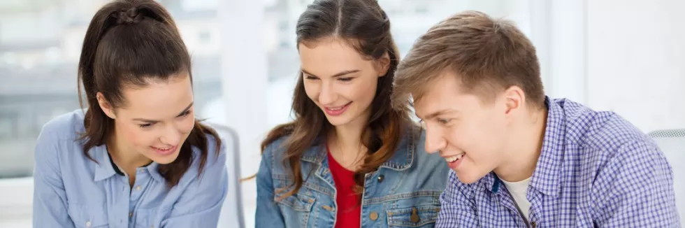 digital-management-usmiechnieci-studenci-z-laptopem-i-tabletem