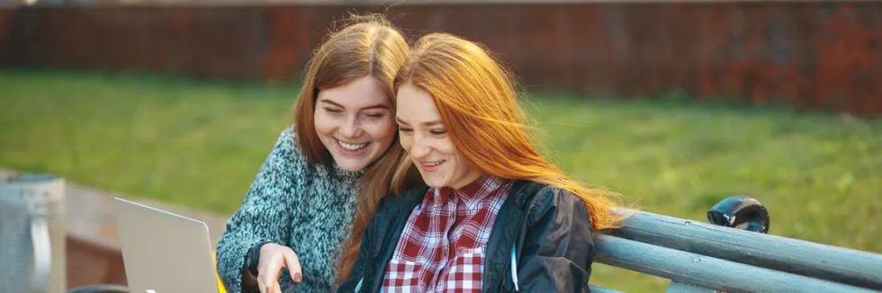 dwie-studentki-porownuja-teksty-w-ksiazce-na-lawce