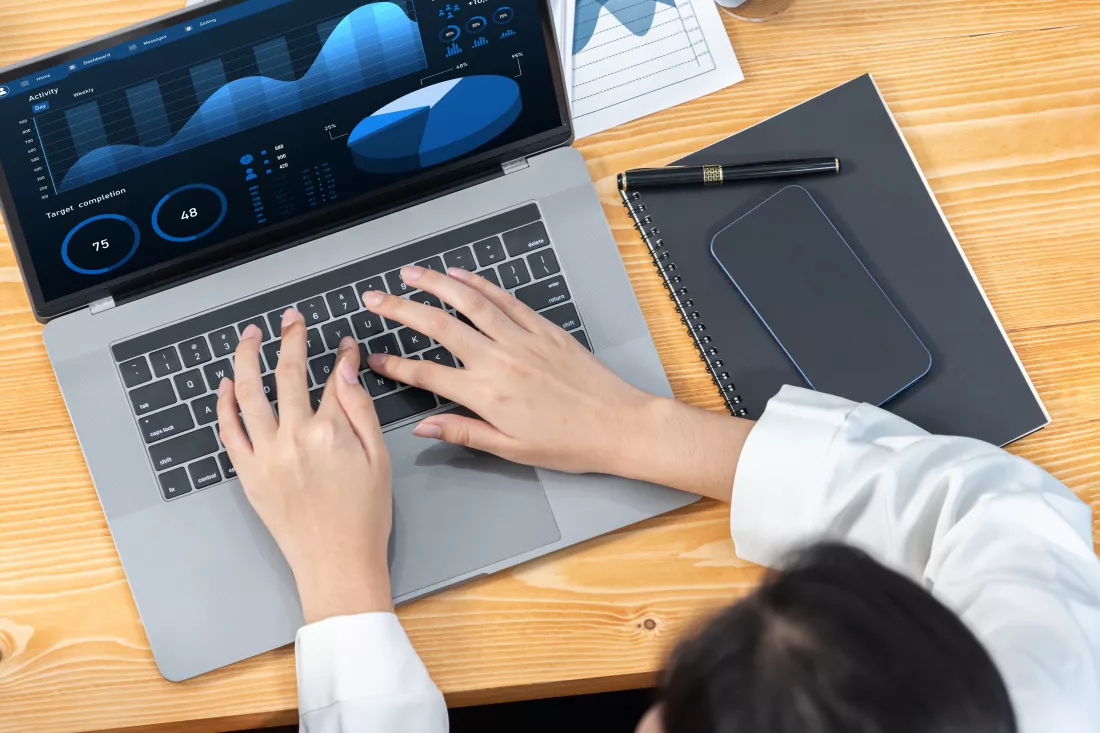 financial-data-analysis-dashboard-display-laptop-screen-meticulous