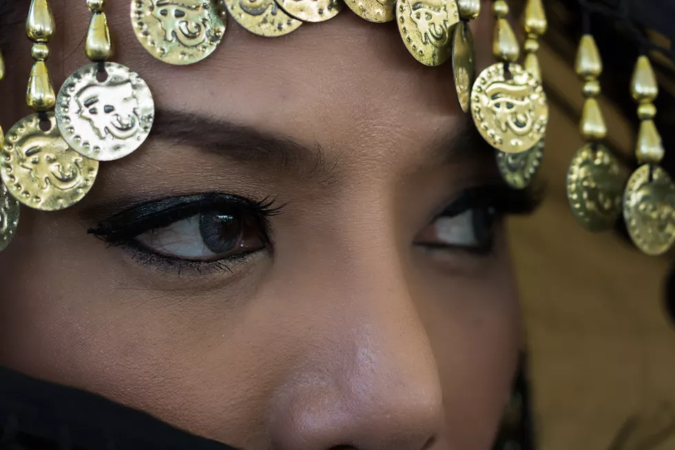 cropped-image-mid-adult-woman-wearing-headdress