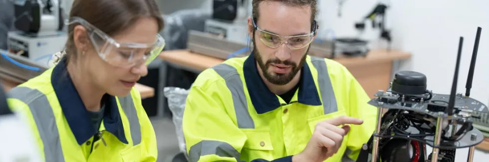 Inzynieria-AI-i-systemy-inteligentne-test-inzynierowie-programuja-robota-na-laptopie