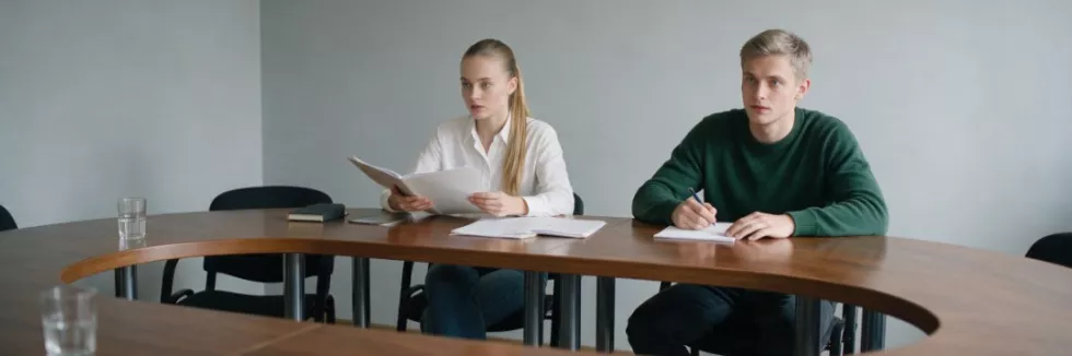 studenci-prowadza-symulacje-posiedzenia-zarzadu