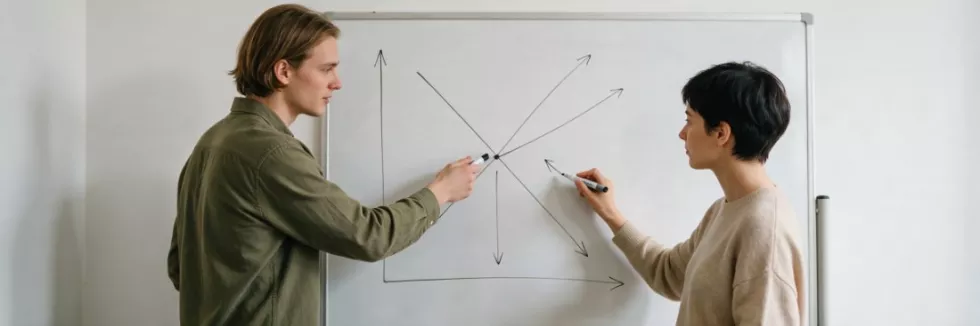 studenci-ekonomii-rysuja-krzywe-popytu-i-podazy