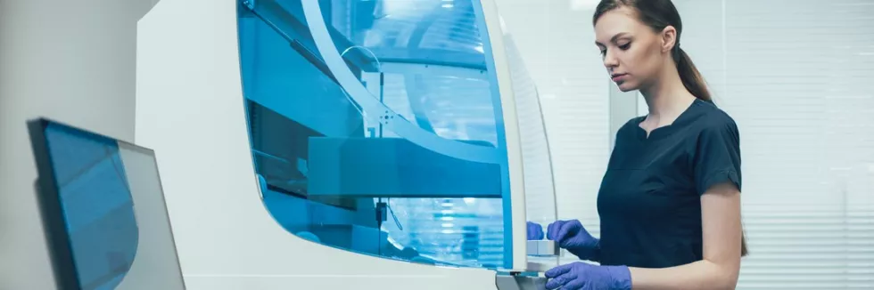 Inzynieria-technologii-medycznych-test-mloda-specjalistka-przy-analizatorze-medycznym