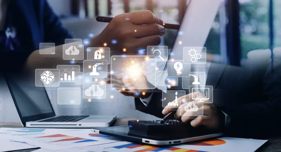 digital-transformation-technology-strategy-digitization-digitalization-business-processes-data-optimize-automate-operations-customer-service-management-internet-cloud-computing