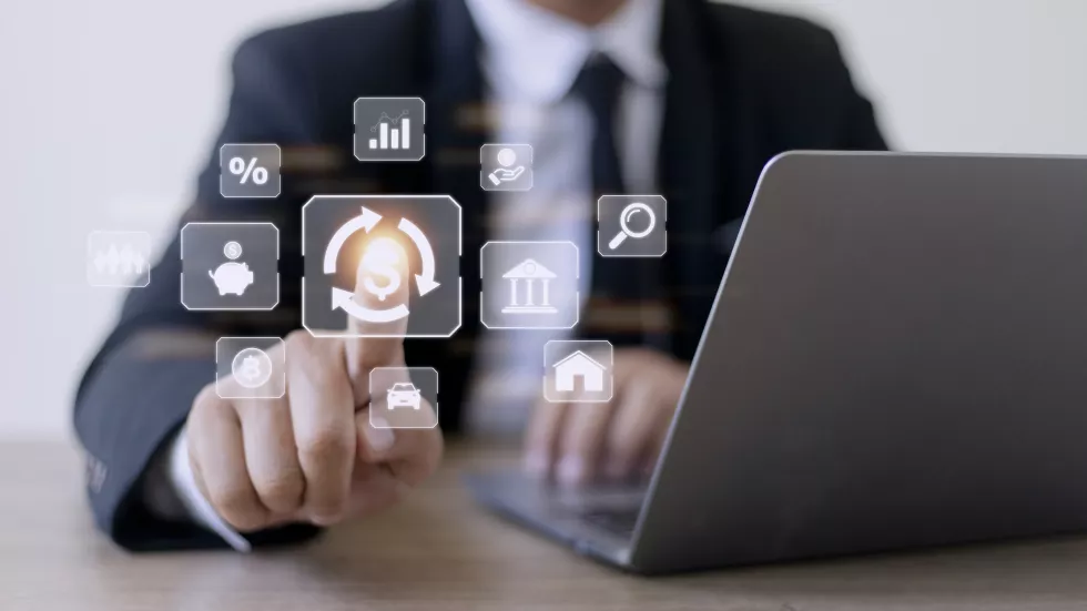 businessman-using-computer-concept-fund-financial-investment-management-portfolio-diversification