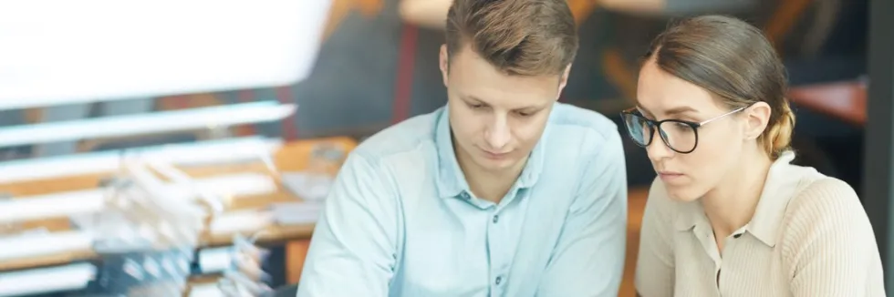 studentka-i-student-analizuja-wyniki-ankiety-na-laptopie