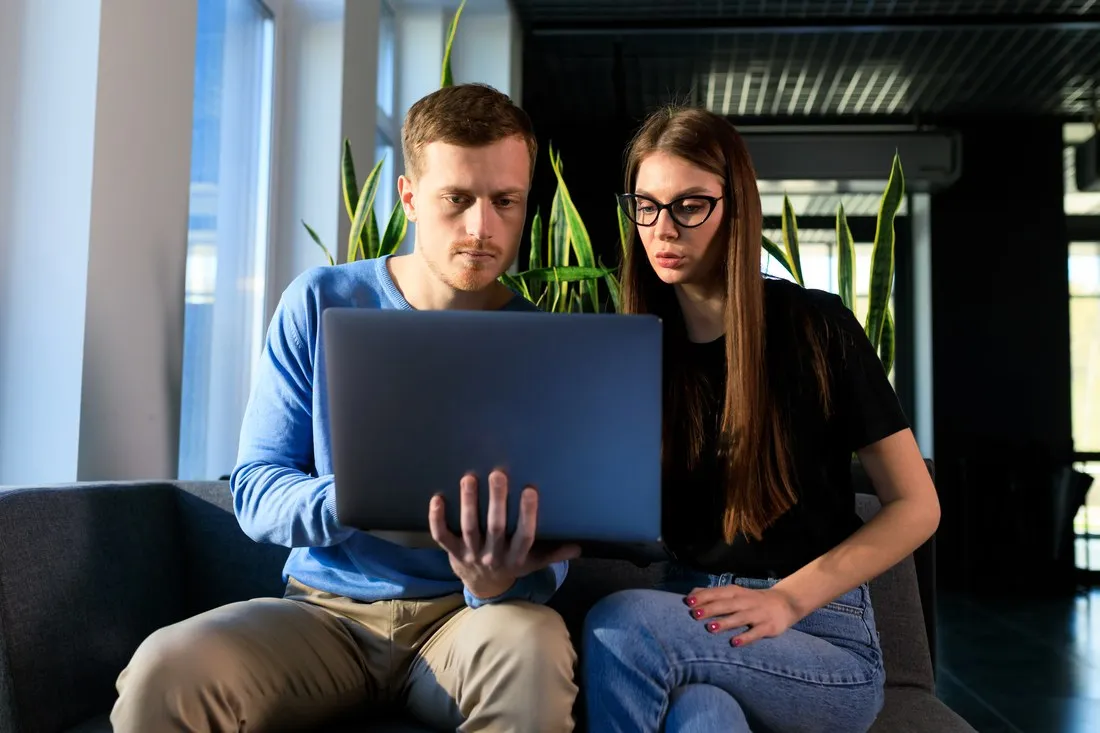 studentka-i-student-sprawdzaja-podejrzana-wiadomosc-na-laptopie