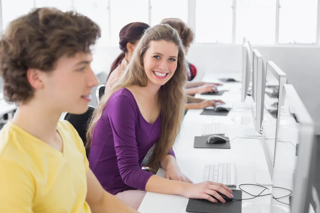 studenci-pracuja-w-pracowni-komputerowej