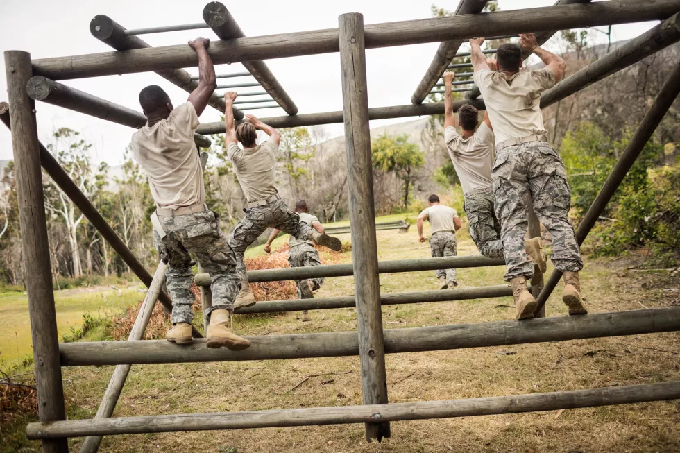 soldiers-climbing-monkey-bars