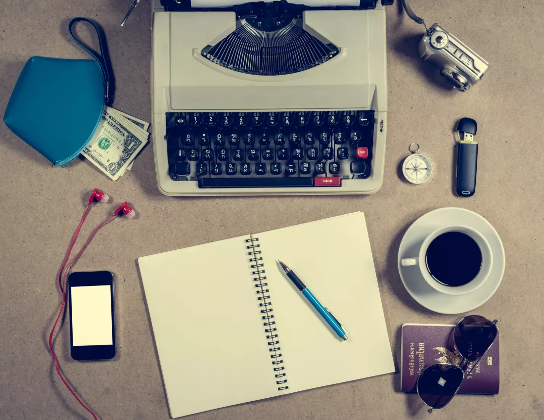 high-angle-view-computer-keyboard-table