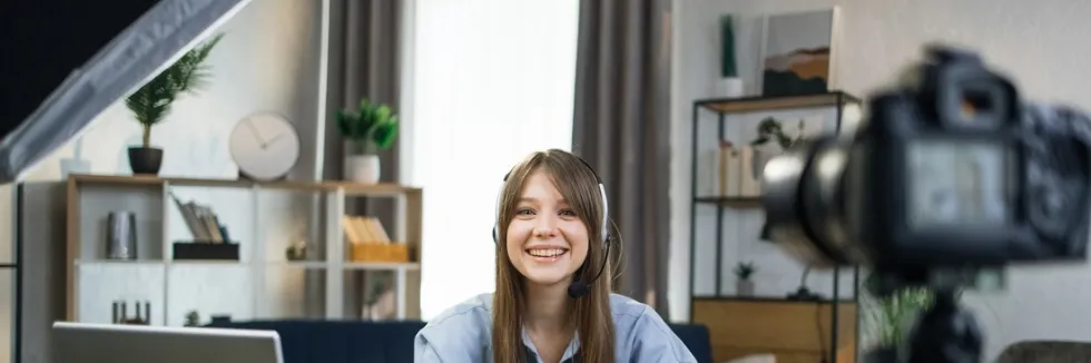 mloda-nauczycielka-nagrywa-lekcje-do-kursu-online