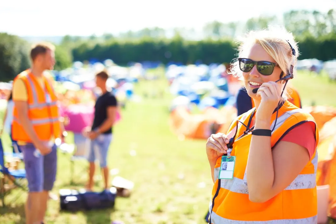 wolontariuszka-koordynuje-bezpieczenstwo-na-festiwalu