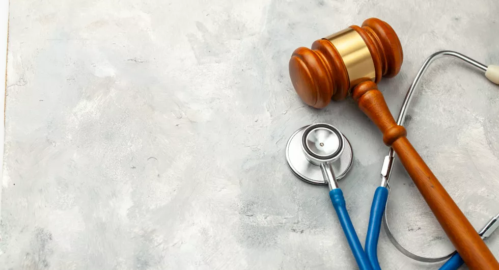 judge-gavel-stethoscope-law-medicine-sentence-medical-negligence