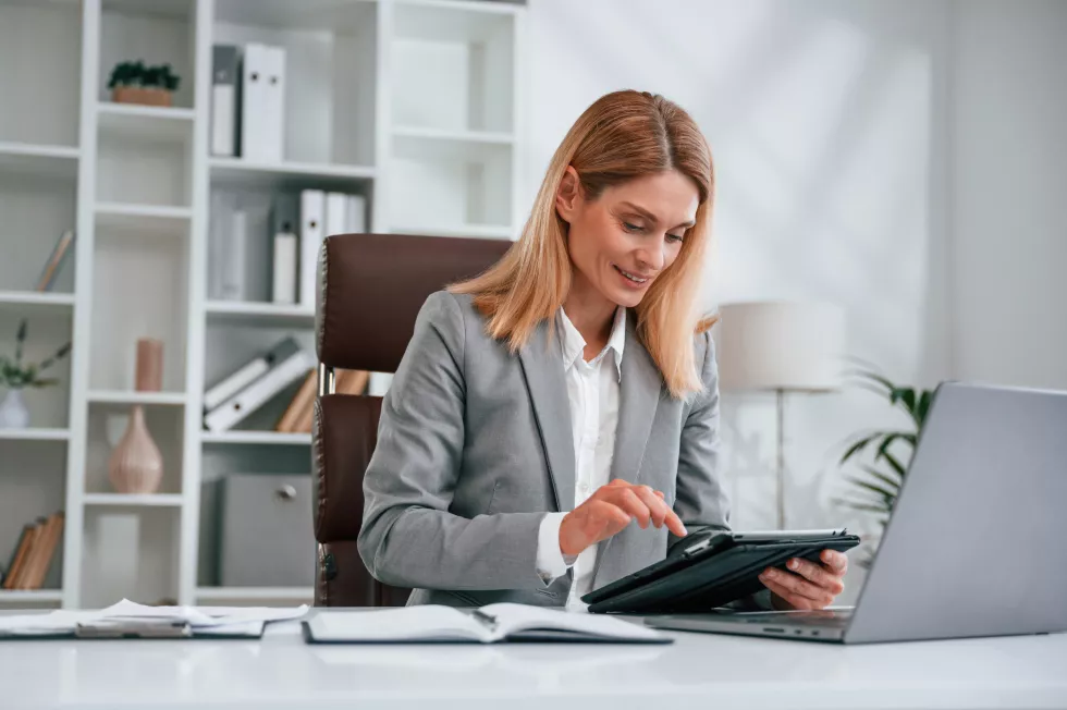 using-tablet-woman-business-formal-clothes-is-working-office