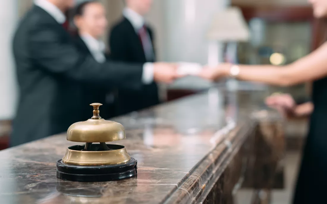 picture-guests-getting-key-card-hotel