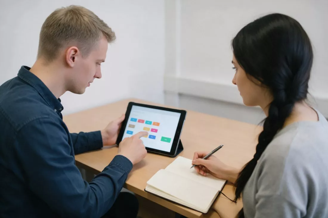studenci-testuja-interfejs-aplikacji-na-tablecie