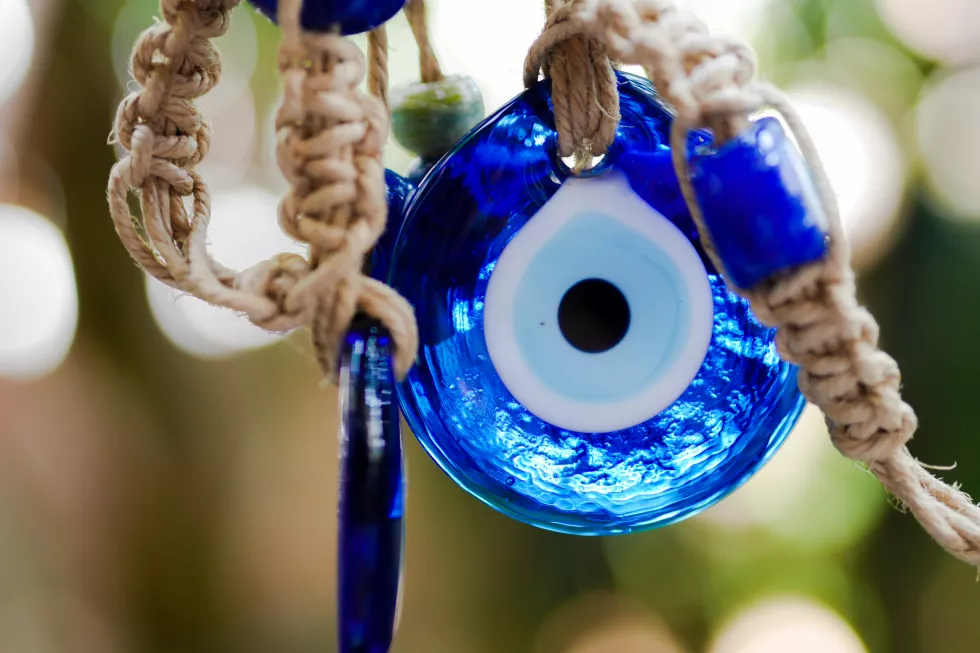 close-up-decorations-hanging-clothesline