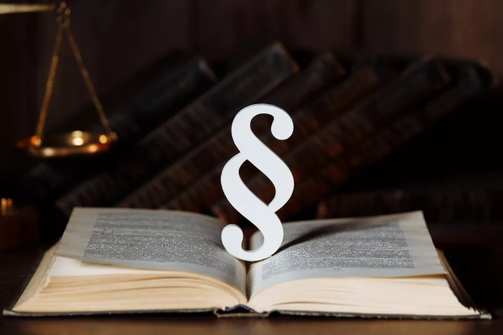 paragraph-sign-book-courtroom