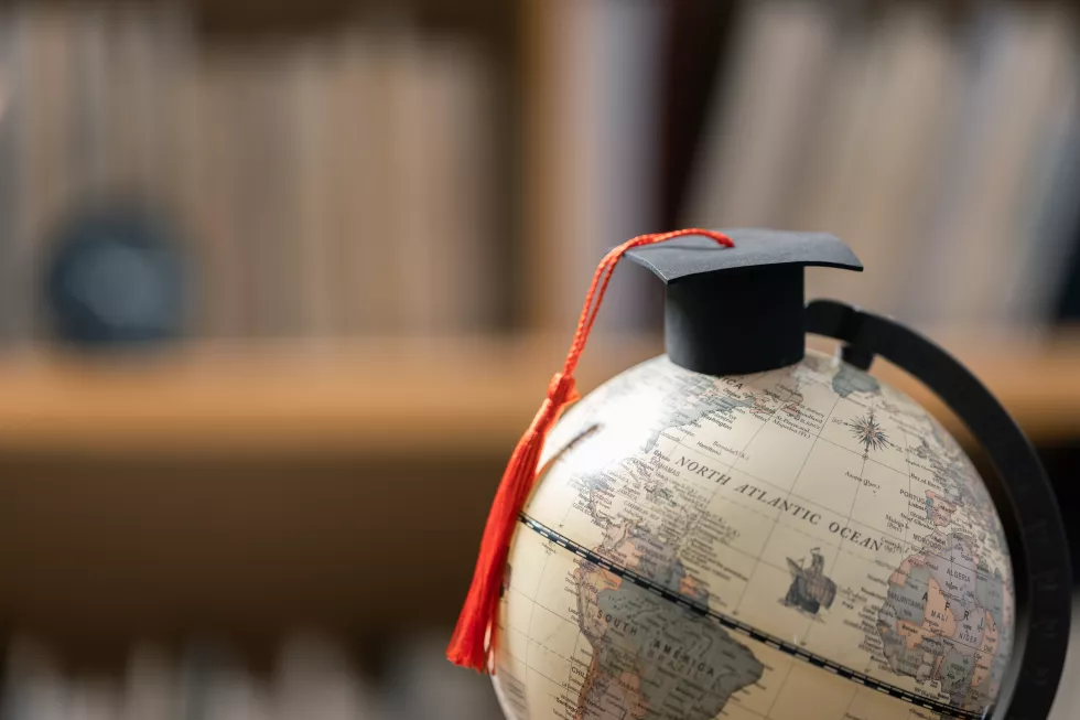 graduation-cap-with-earth-globe-concept-global-business-study-abroad-educational-back-school-education-global-world-study-abroad-business-universities-worldwide-language-study