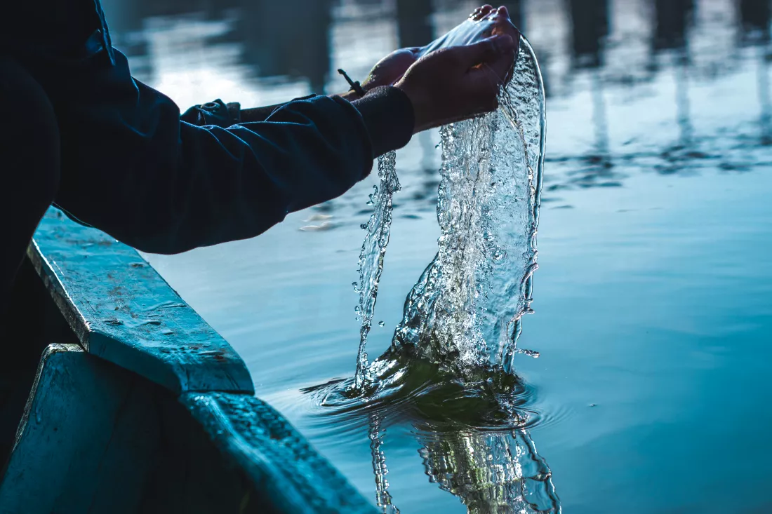 cropped-hand-person-collecting-water-sea