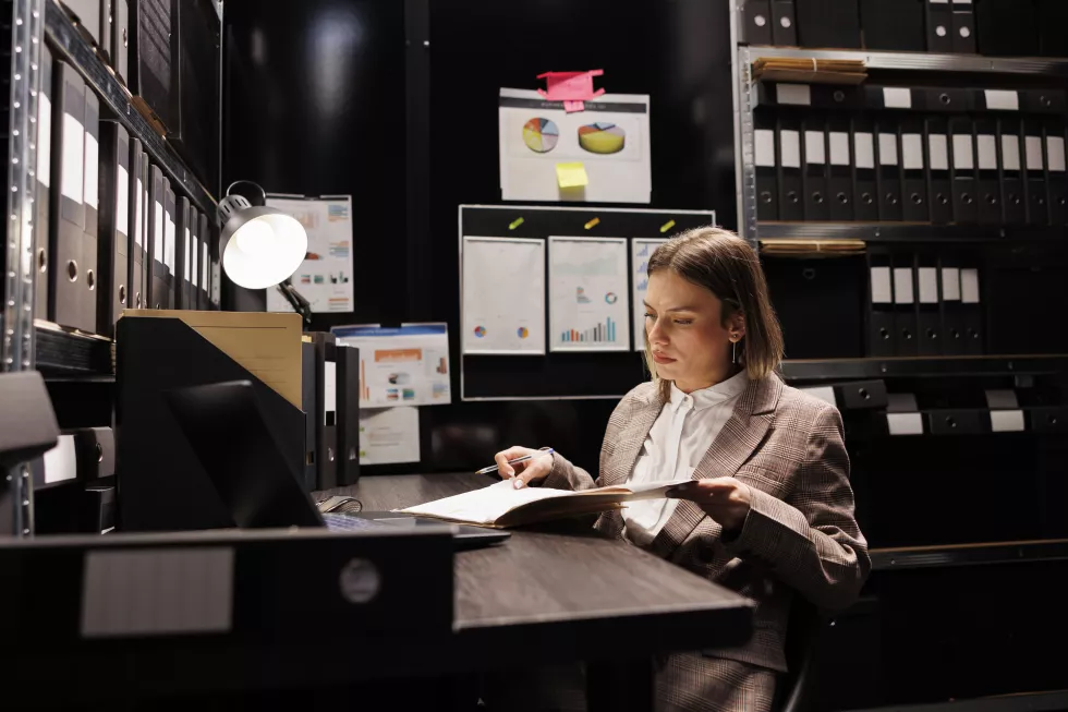 detective-holding-investigations-files