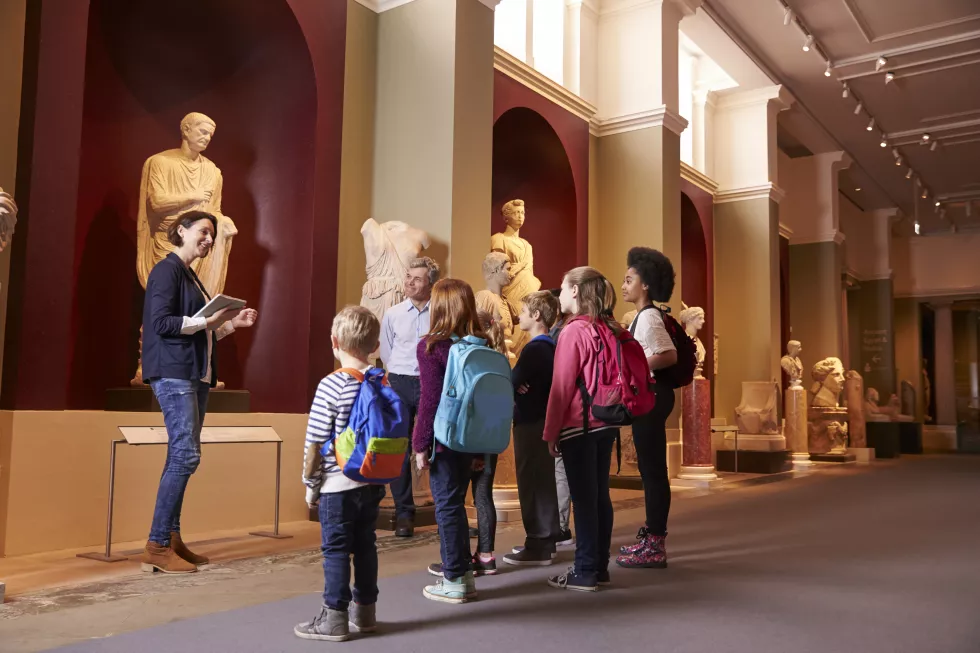 pupils-teacher-school-field-trip-museum-with-guide