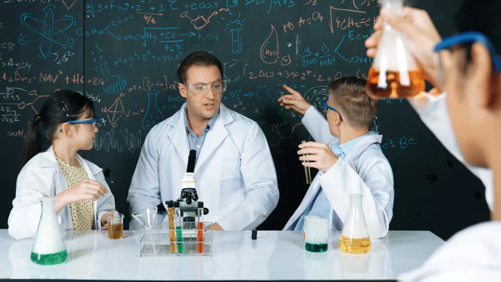 teacher-explain-about-chemical-theory-while-student-mix-solution-edification