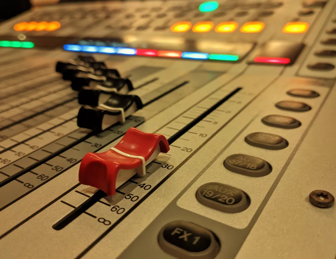 close-up-sound-mixer-sound-system-review-mixer-console