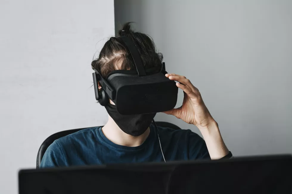 maxim-tolchinskiy-ectRUZRYrYk-unsplash