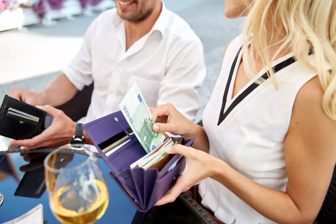 couple-sharing-bill-with-cash-money-restaurant