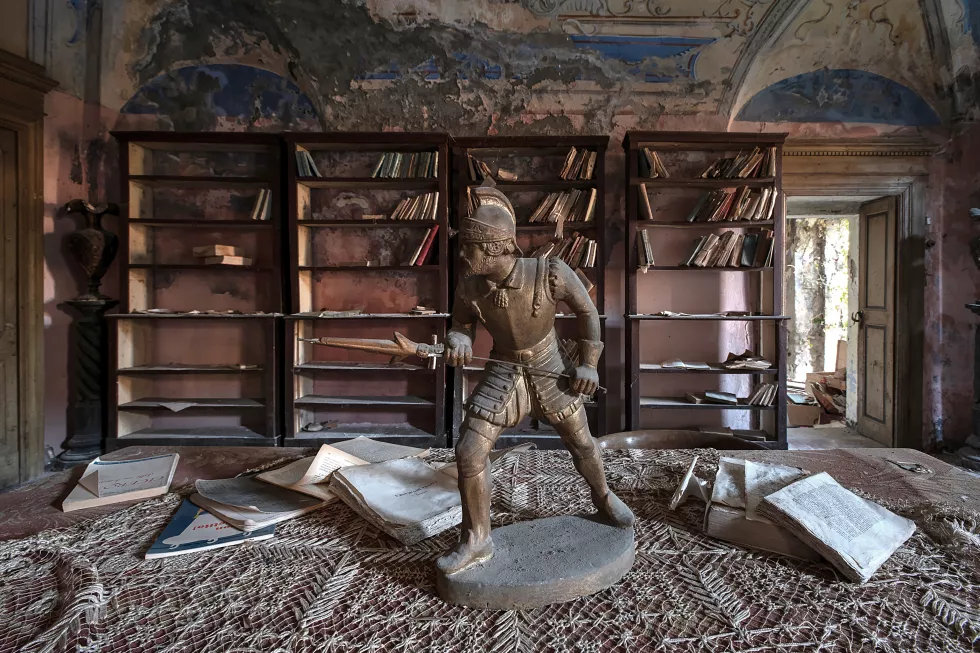 interior-old-abandoned-building