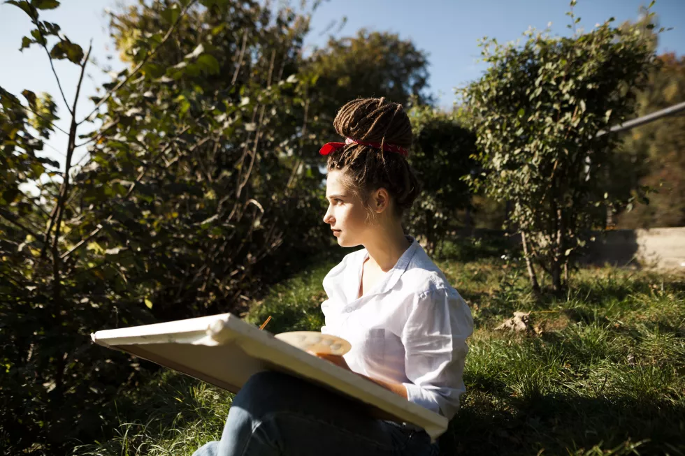 female-artist-painting-outdoors