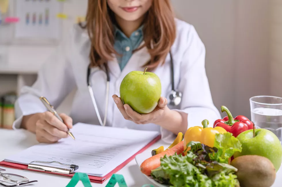 nutritionist-giving-consultation-patient-with-healthy-fruit-vegetable-right-nutrition-diet-concept