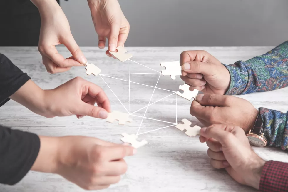 hands-people-holding-jigsaw-puzzle-connection-partnership-success-teamwork(3)