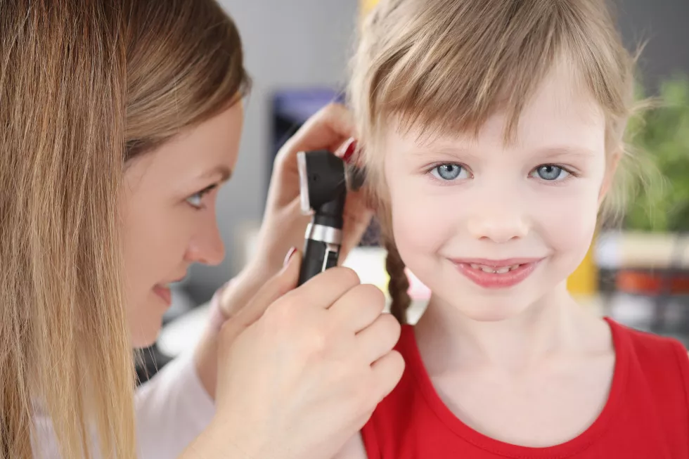 woman-pediatrician-looking-eardrum-little-girl-using-otoscope-clinic-diagnosis