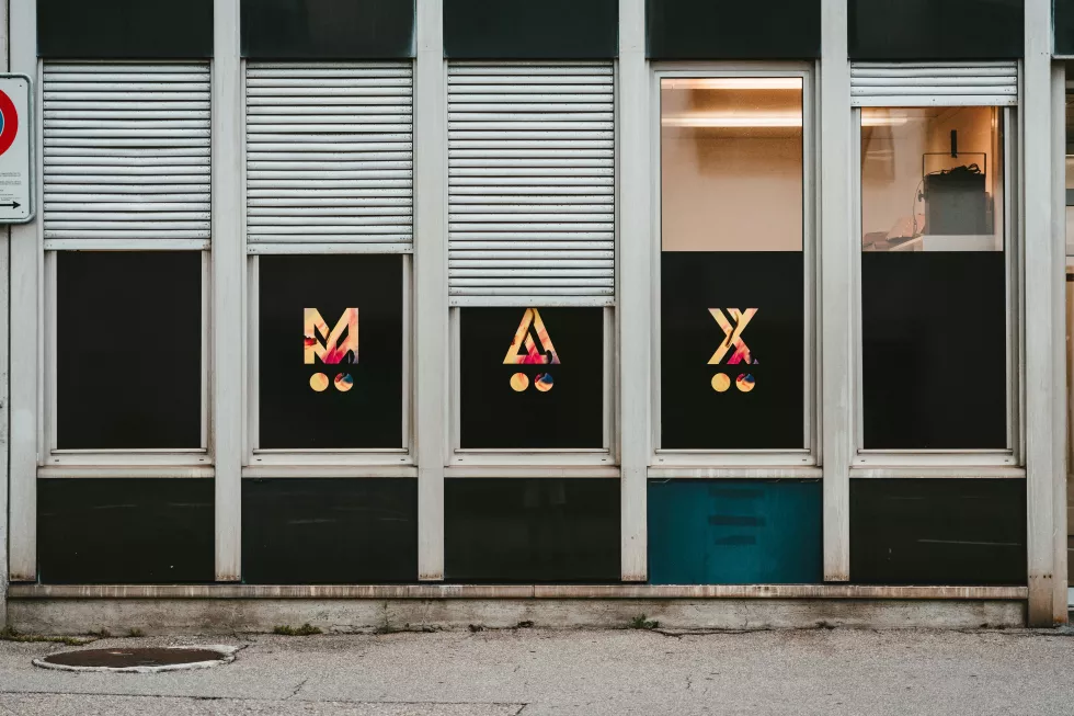 claudio-schwarz-JDkmLasSqrs-unsplash