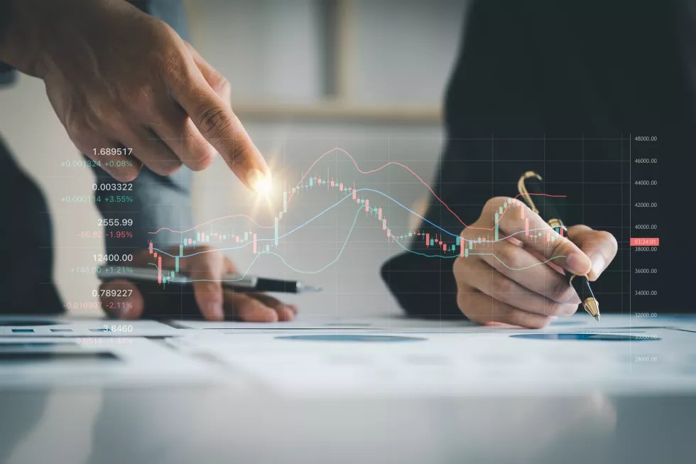 finance-business-investment-ideas-stock-market-investment-digital-finance-cryptocurrencies-bank-mutual-funds-digital-assets-investors-analyze-charts-see-ups-downs-trade