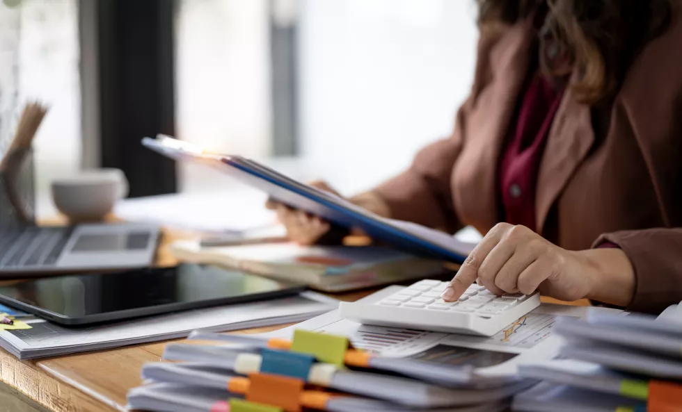 businesswoman-accountant-working-financial-investment-calculator-calculate-analyze-business-marketing-growth-financial-document