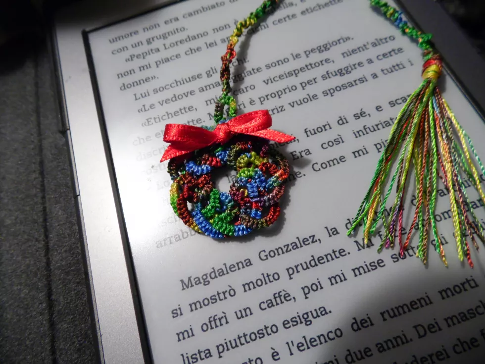 close-up-colorful-papers