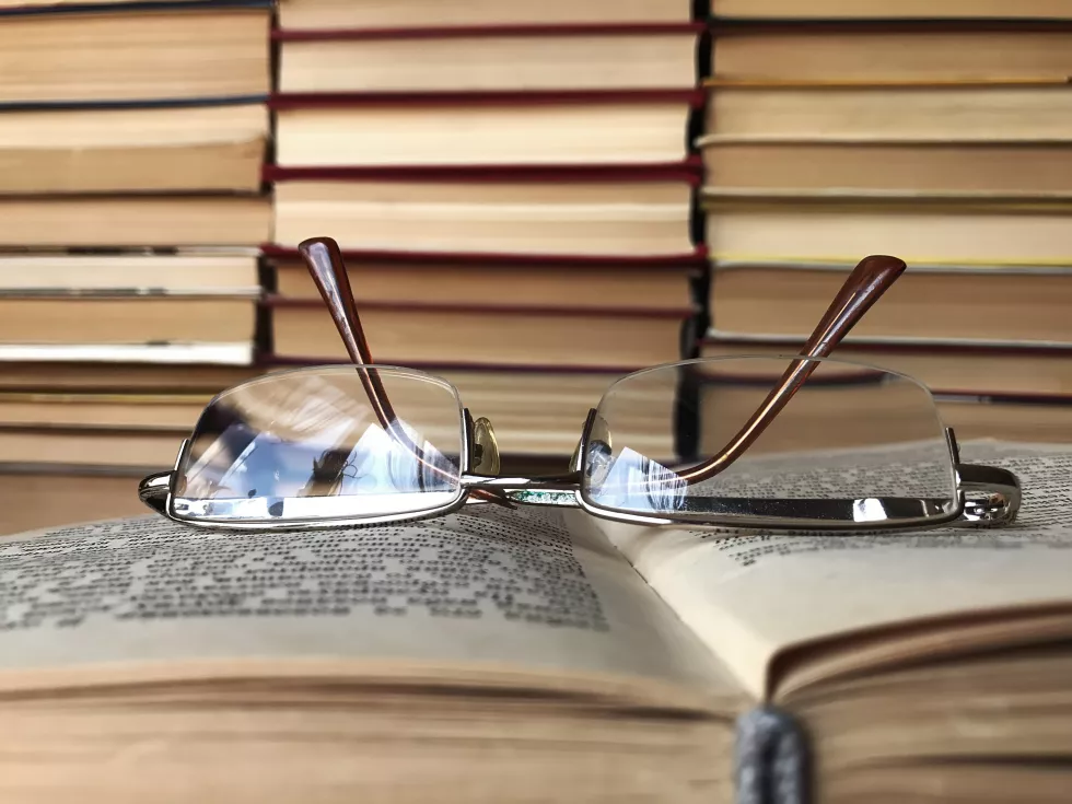 close-up-book-with-eyeglasses