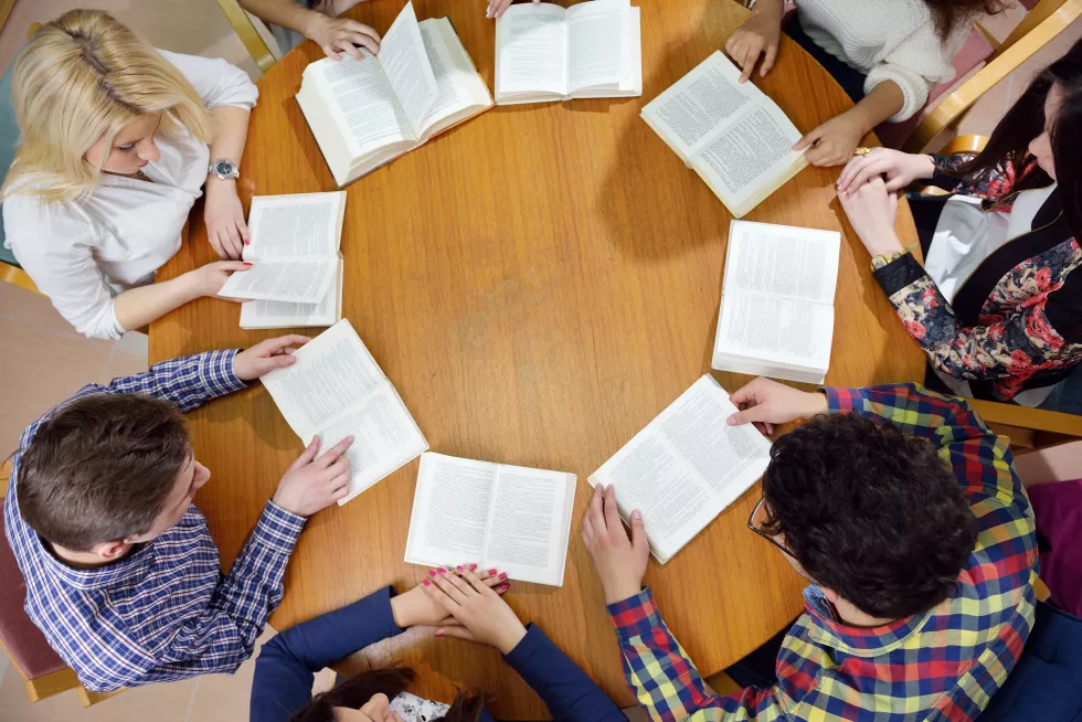 happy-teens-group-school