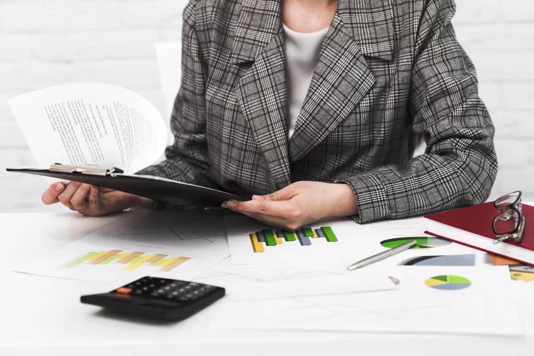 business-woman-working-office-desktop