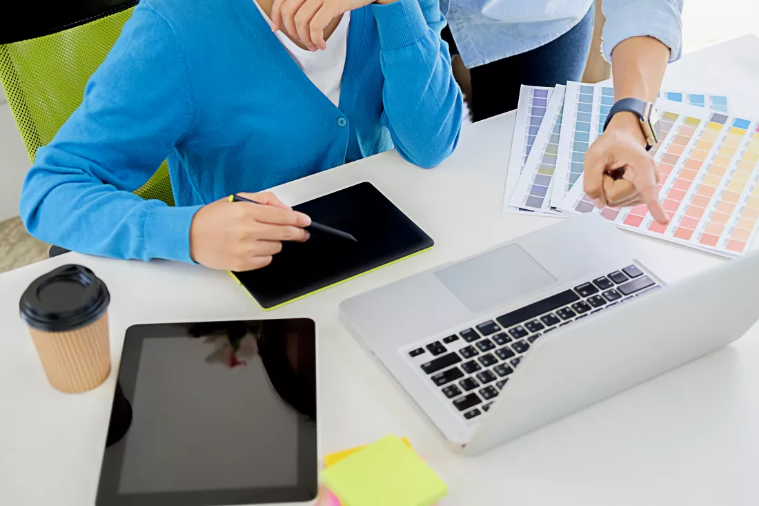 high-angle-view-business-people-discussing-while-using-technologies-table